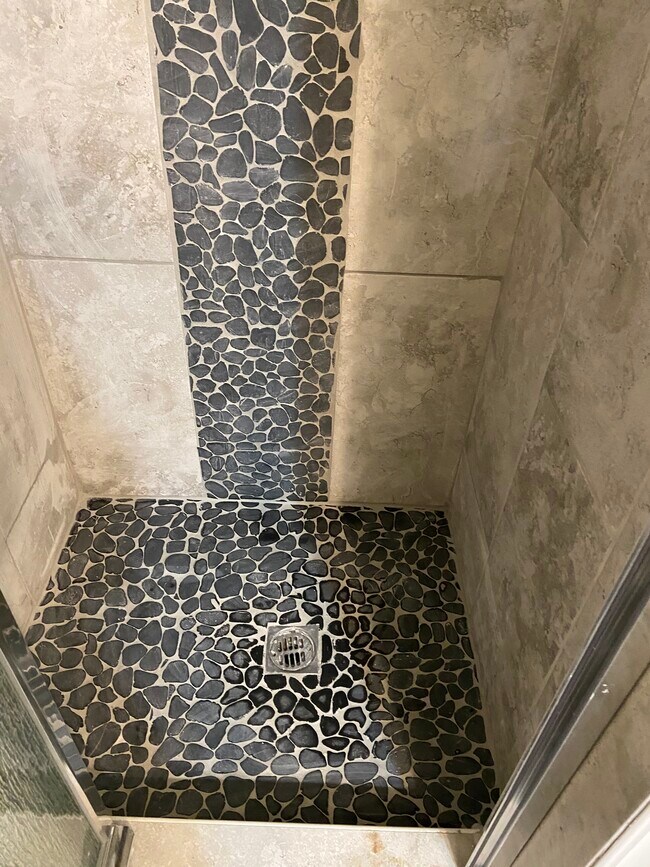 Shower - 10227 1/2 S 8th Ave