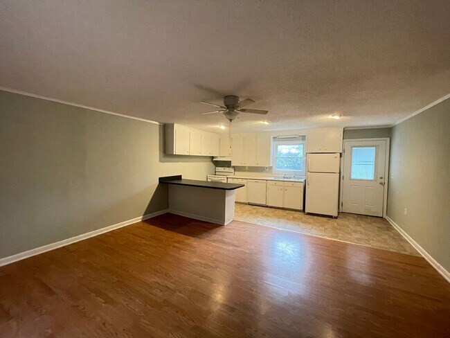 Building Photo - 347 Sunset Dr