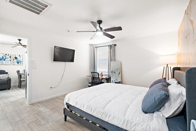 Building Photo - 2302 W Colter St