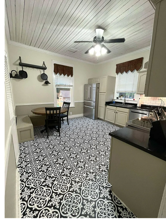 Building Photo - **Charming Small-Town Home Near Clark's Hi...
