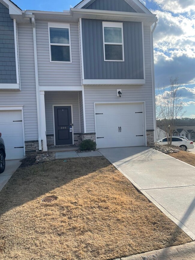 Building Photo - Lovely 3 bedroom 3 bath Lovely  Townhome i...