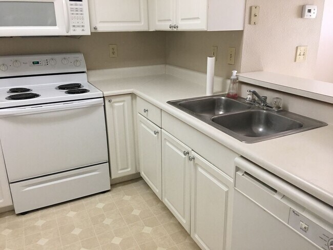 Building Photo - 1 bedroom, 1 bathroom condo for rent in Th...