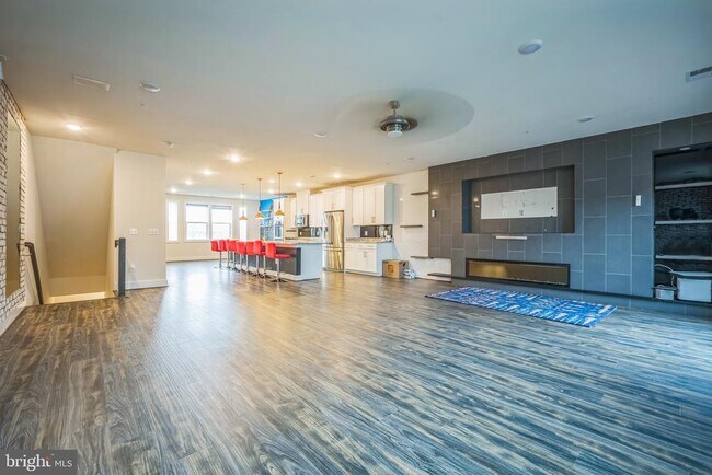 Building Photo - 44764 Tiverton Sq