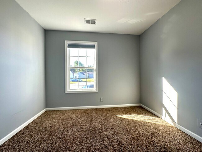 Building Photo - Spacious 3-Bedroom Home with Fenced Yard & Garage!