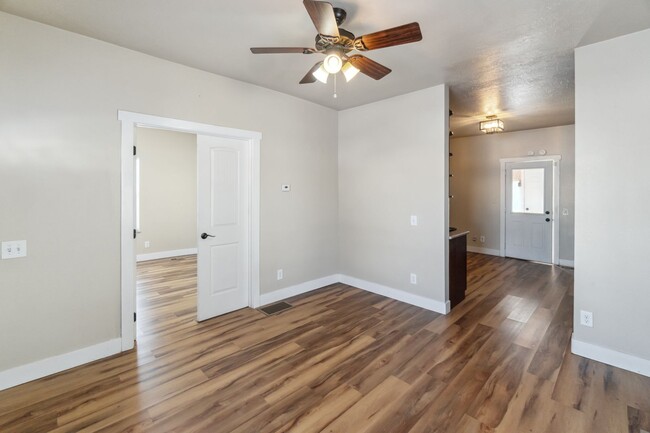 Building Photo - 2 Bed 1 Bath Single Family Home on The Nor...