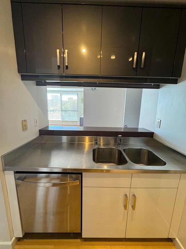 Building Photo - 1440 Veteran Ave