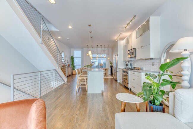 Building Photo - 2103 W 32nd Ave