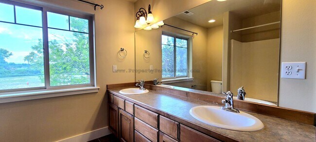 Building Photo - **$1,000 off first month rent!** Beautiful...