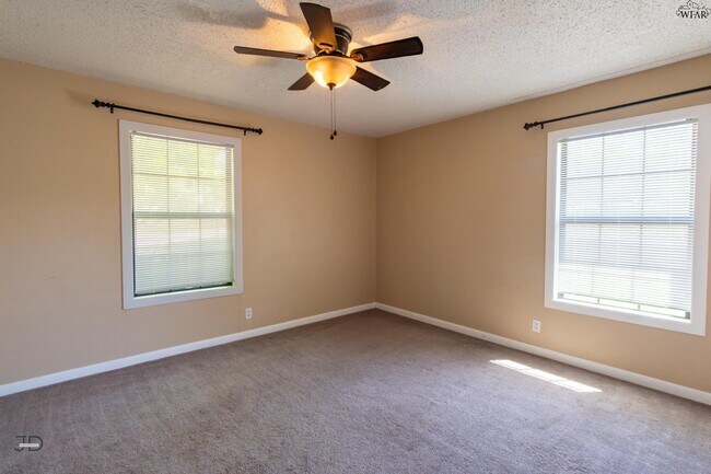 Building Photo - 501 W Texas Ave