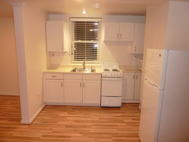 Building Photo - 515 Seward Sq SE