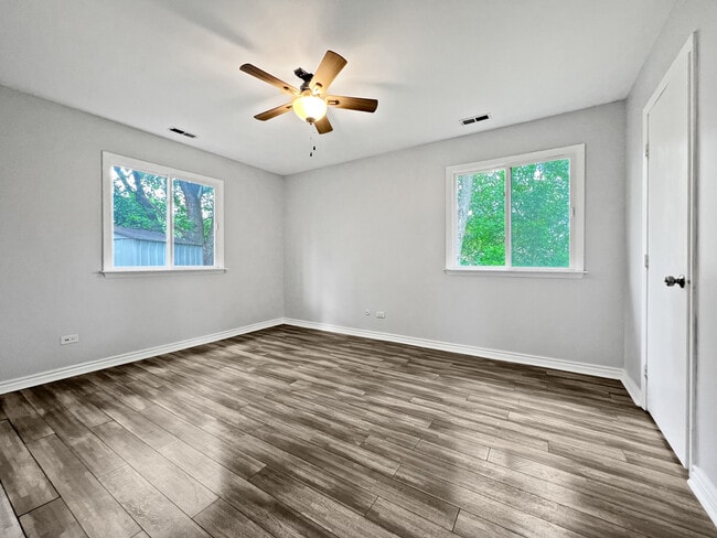 Building Photo - 24W500 Seabrook Ct