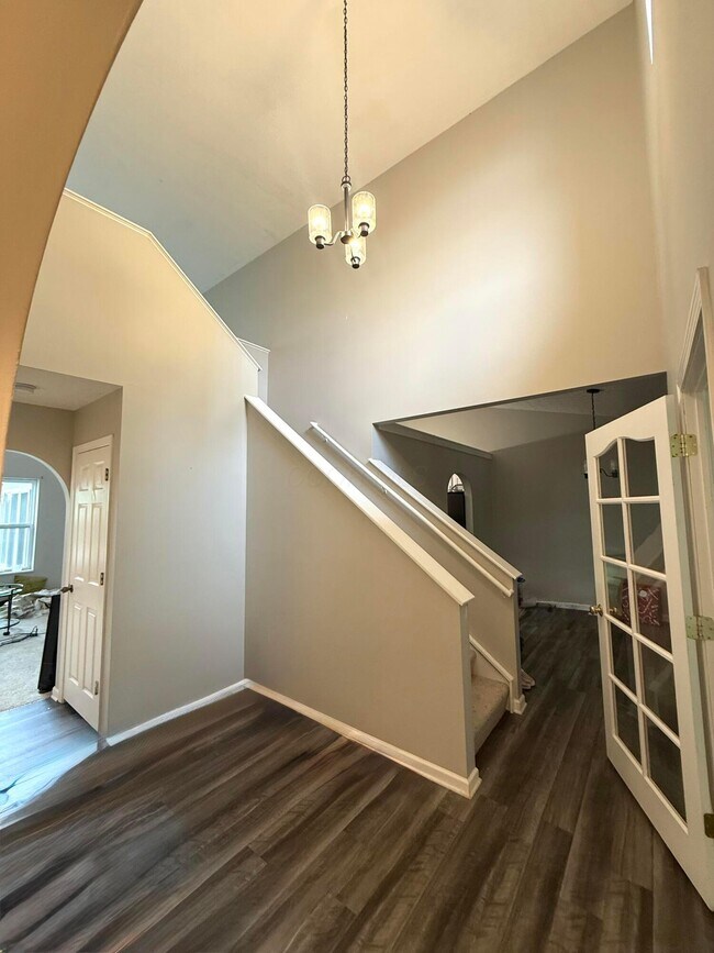 Building Photo - 6370 Bellinger Dr