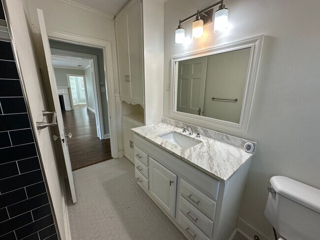 Building Photo - 514 E Charnwood St