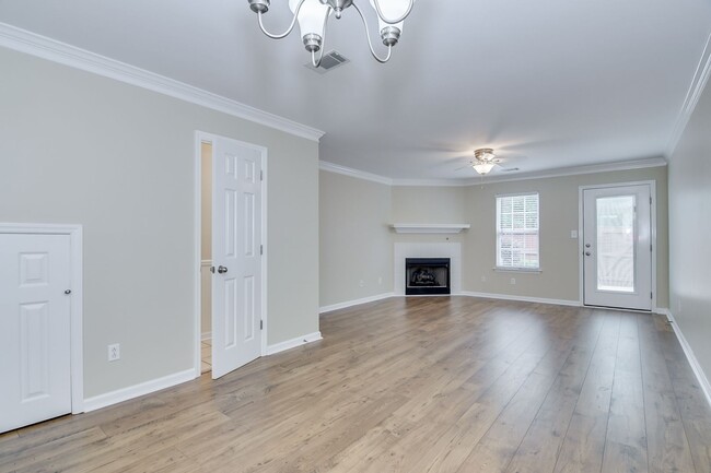 Building Photo - 2 Bedroom 2.5 Bath Townhouse