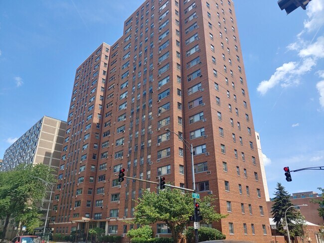 Primary Photo - 2909 N Sheridan Rd