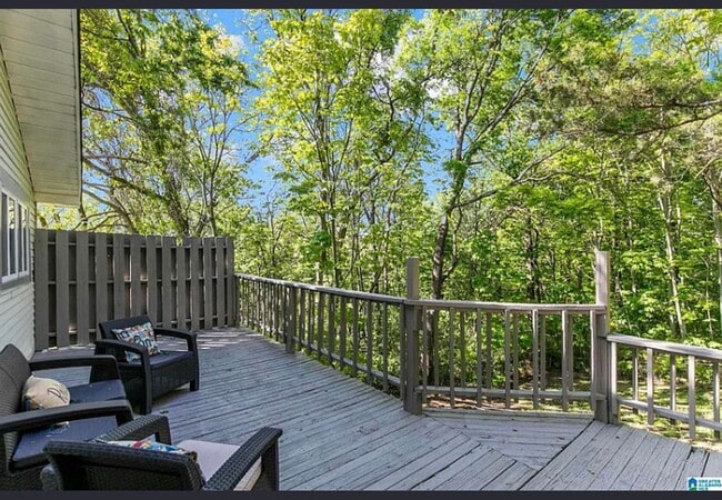 Building Photo - Newly 2 Bedroom Remolded Home/ Area