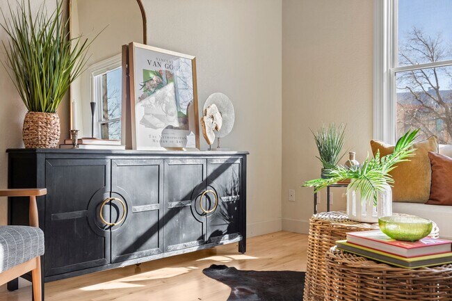 Building Photo - Gorgeous loft style condo in Downtown FC!