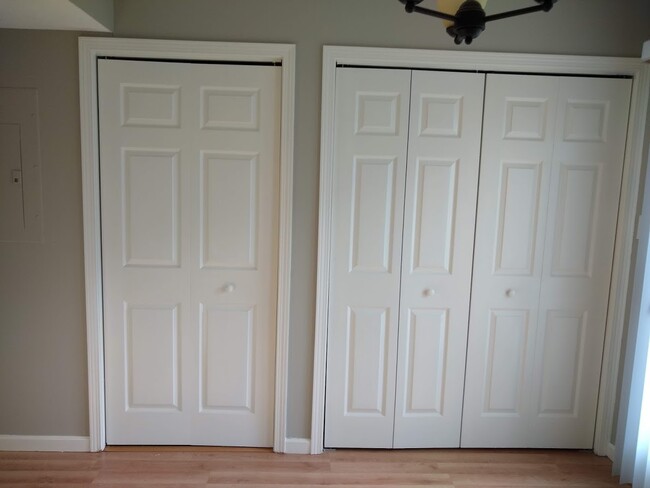 Building Photo - 2 bedroom Townhome: Oaklawn Park!
