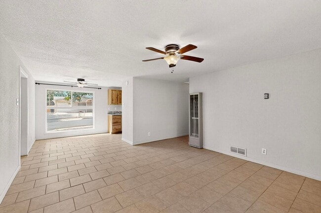 Building Photo - NE 3 bedroom 1 bath 1348/sf
