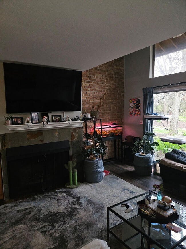 Building Photo - 5915 Meadow Dr