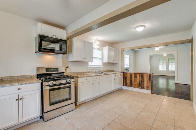 Building Photo - 7119 Farnsworth St
