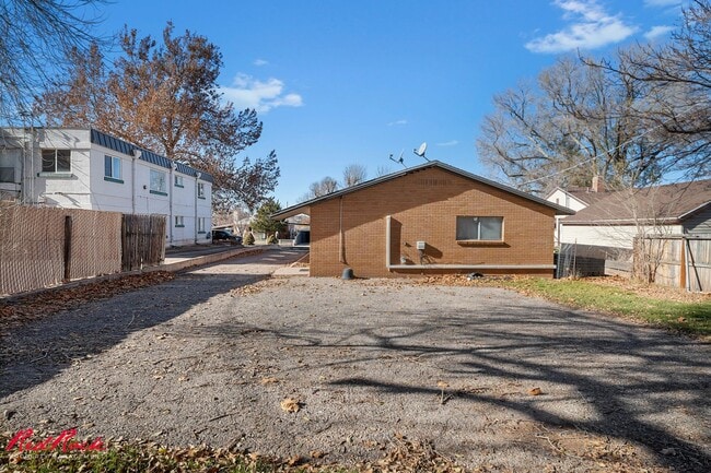 Building Photo - Adorable 2 Bedroom Cedar City Townhome