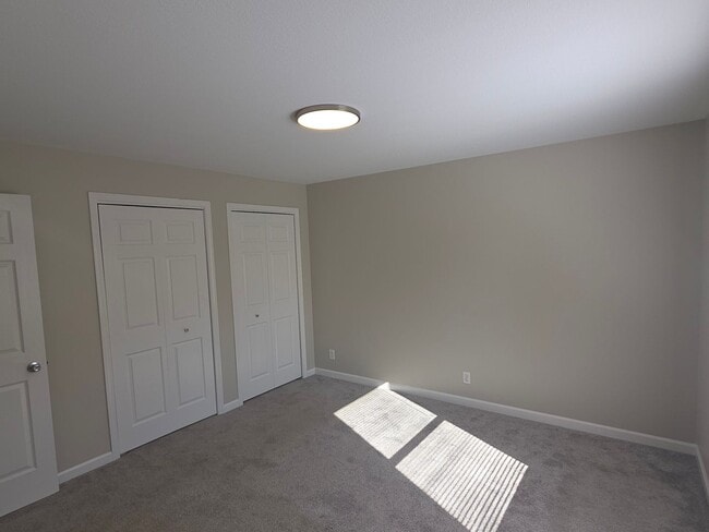 Building Photo - Southside Kenosha 4 bedroom