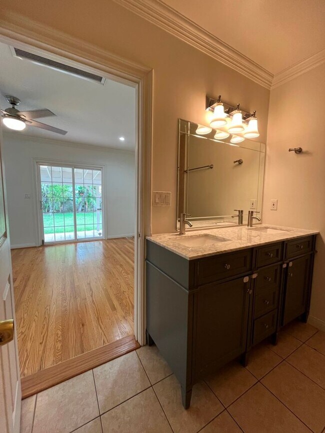 Building Photo - MOVE-IN READY! House w/full guest unit; near to Ventura Blvd!