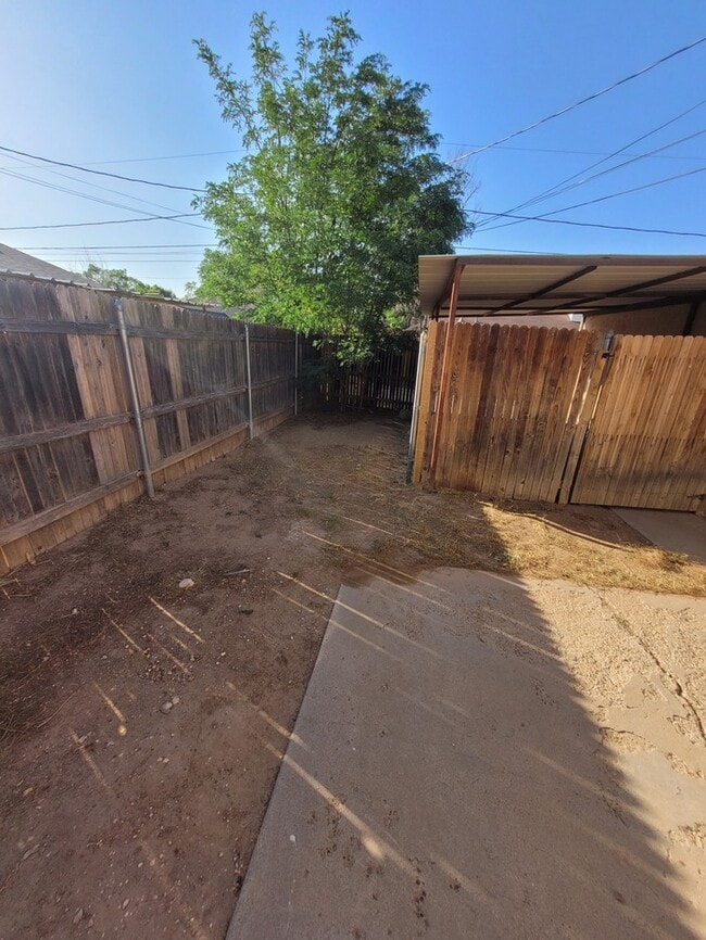 Building Photo - Spacious 3 bed 2 bath townhome!