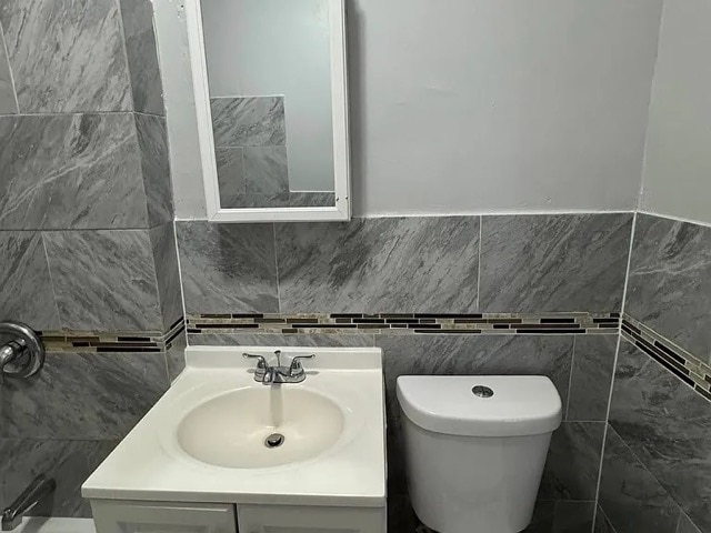 Building Photo - 416-418-418 Leslie St