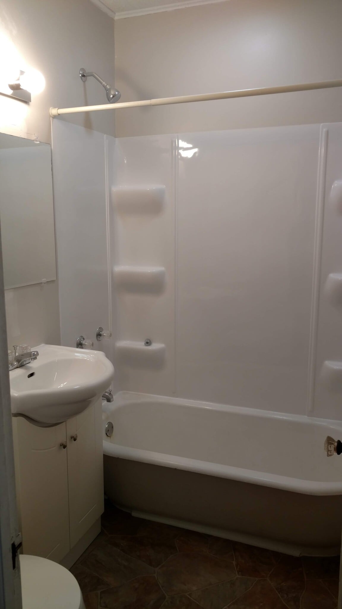 Bathroom - 906 N 5th Ave W