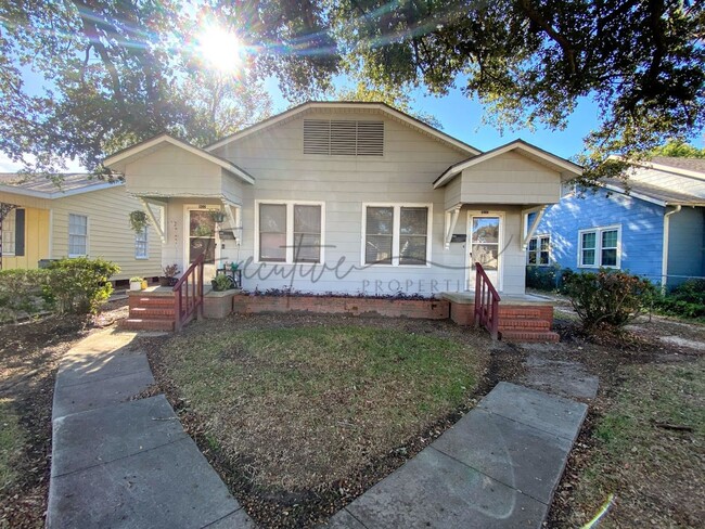 Primary Photo - Modern Upgrades + Classic Charm – 2BR Dupl...