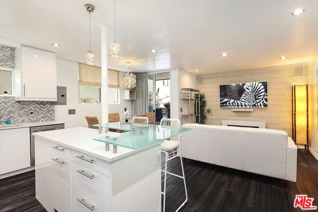Building Photo - 472 Rosecrans Ave