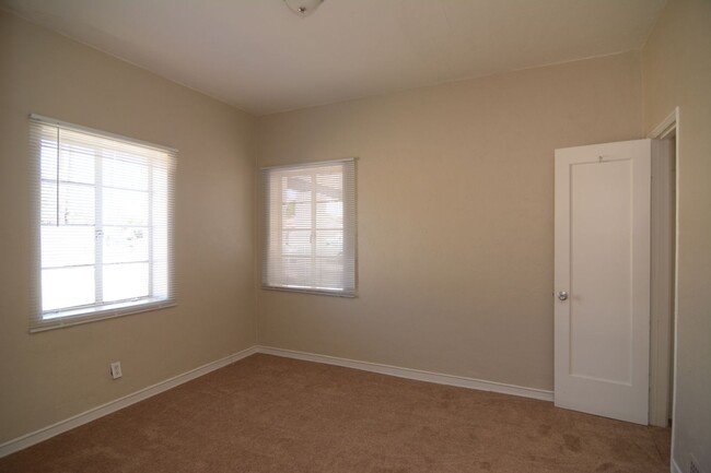 Building Photo - Charming 2 Bedroom 1 Bath House! Close to ...