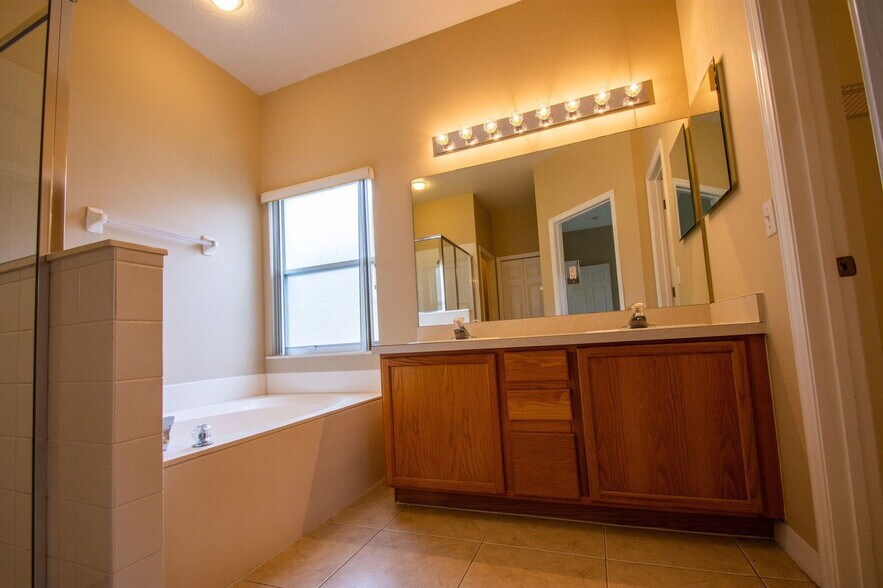 Building Photo - 421 Lockbreeze Dr