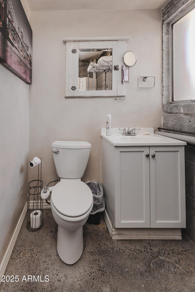 Building Photo - 353 E Thomas Rd