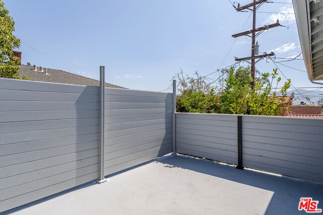 Building Photo - 1812 W Glenoaks Blvd