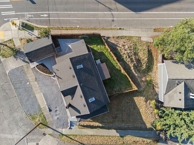 Building Photo - Charming 2-Bed 2-Bath Tacoma Craftsman | S...