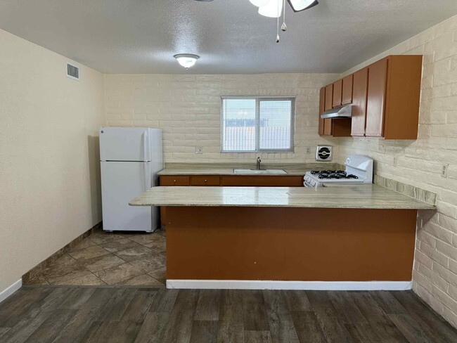 Building Photo - 2147 S Winstel Ave