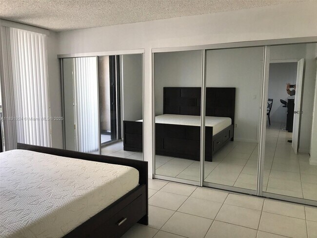 Building Photo - 540 Brickell Key Dr