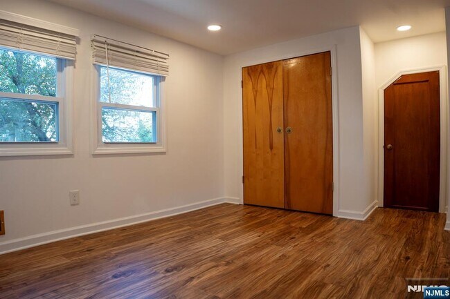 Building Photo - 58 Elm St