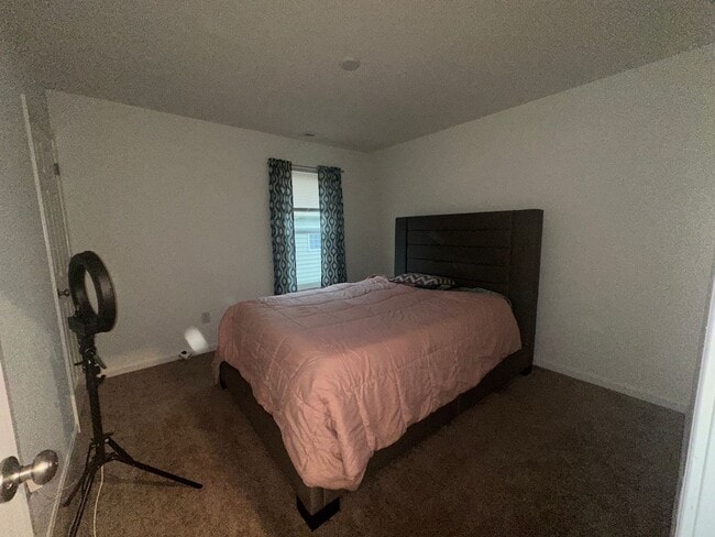 Building Photo - Available NOW - 5 bedroom, 3 full bathroom house - $3,300/month