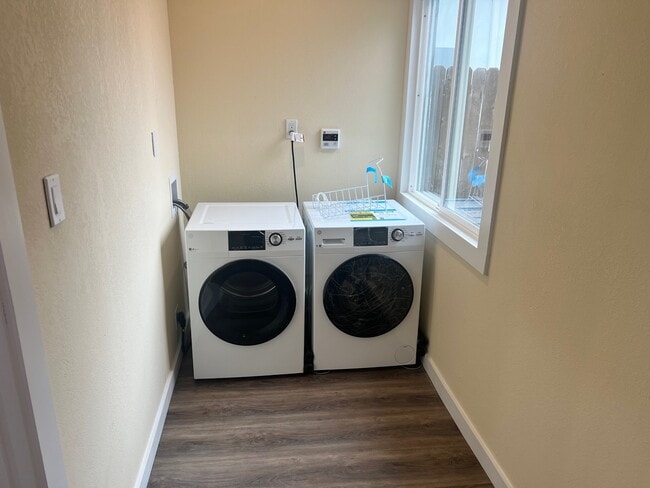 Building Photo - 819 W 9th St