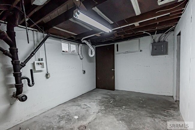 Building Photo - 465 3rd St