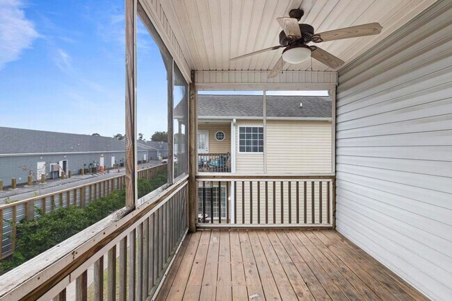 Building Photo - Surf City Townhome!