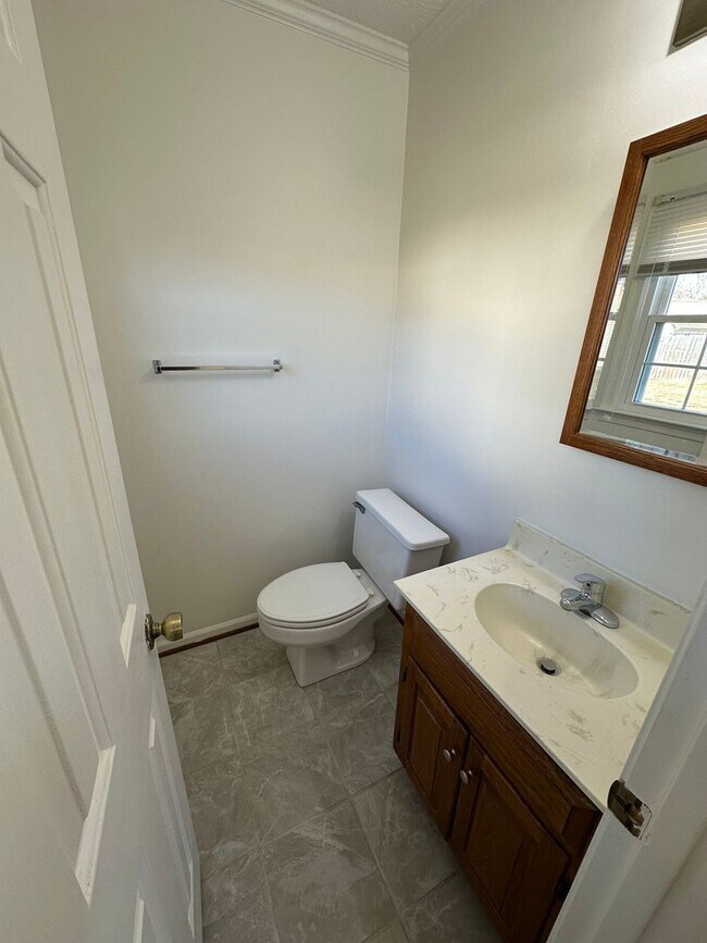 Building Photo - Located in Close Proximity to City Center.