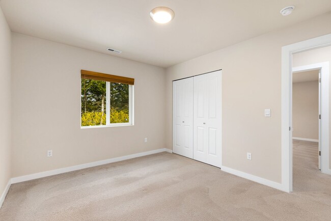 Building Photo - 4 Bedroom 2.5 Bath in Monroe/Snohomish pla...