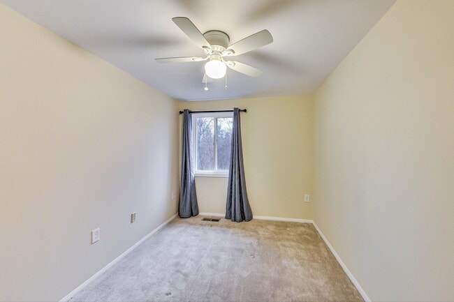 Building Photo - COMING SOON - Updated 3+2.5 End Unit w/ 2 PARKING SPACES