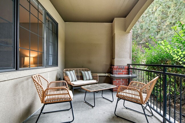 Building Photo - Charming & Updated Unit in Prime Denver Location