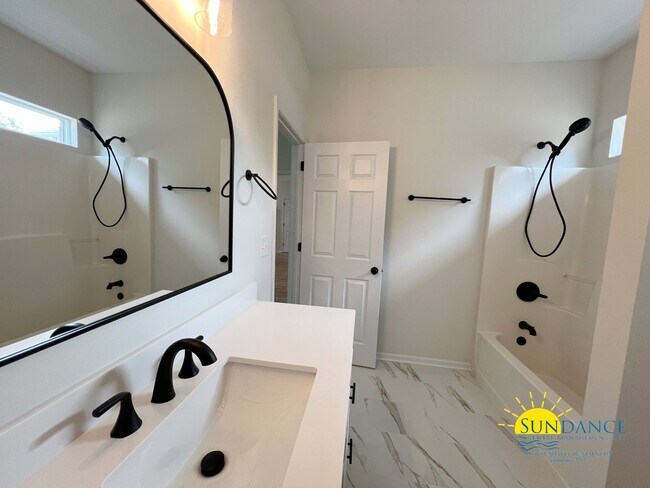 Building Photo - 3 Bedroom Smart Solar Home in Crestview!